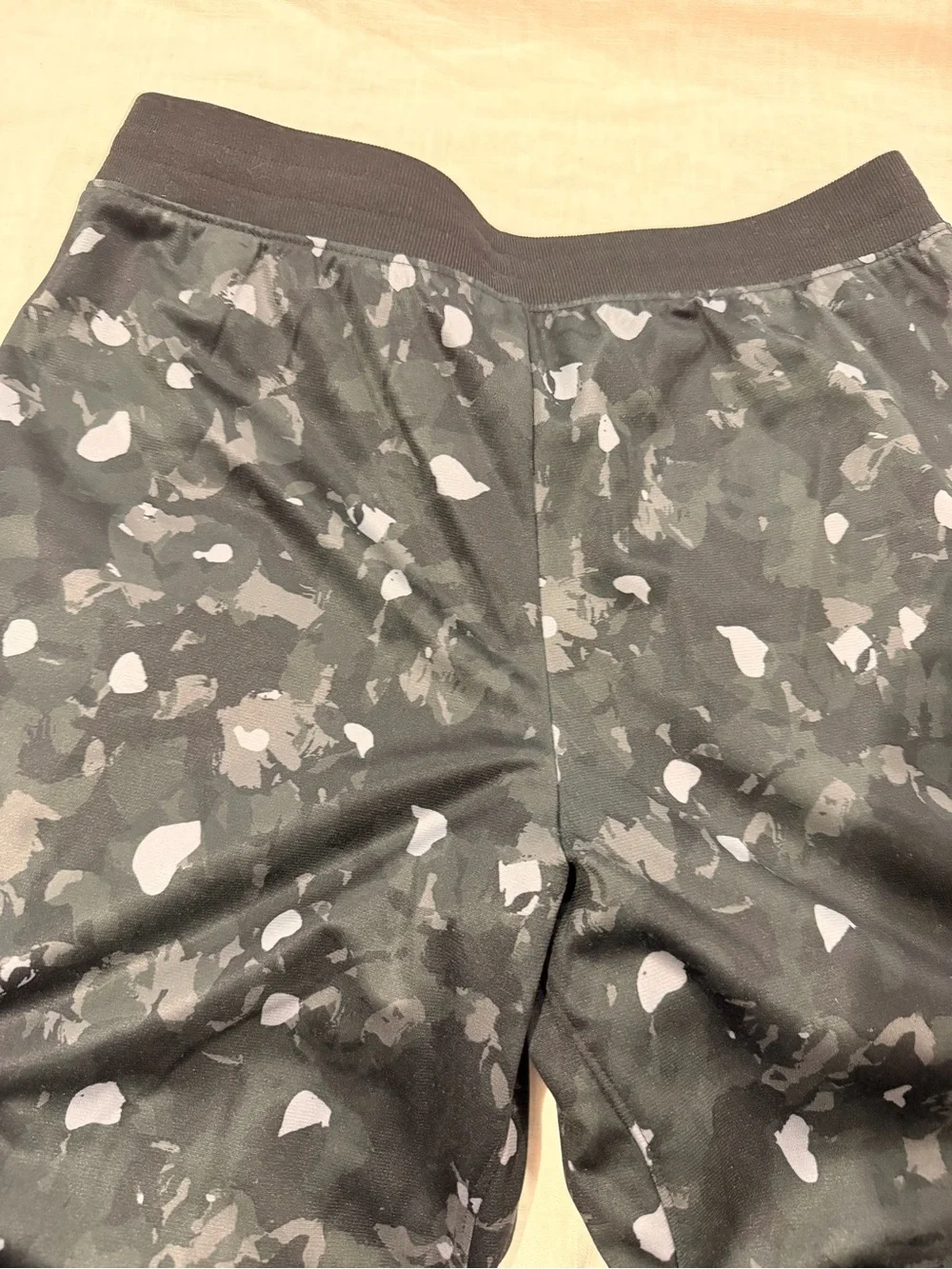 NWOT Under Armour Black and Gray Camo Joggers Sweatpants Pull Drawstring YXL